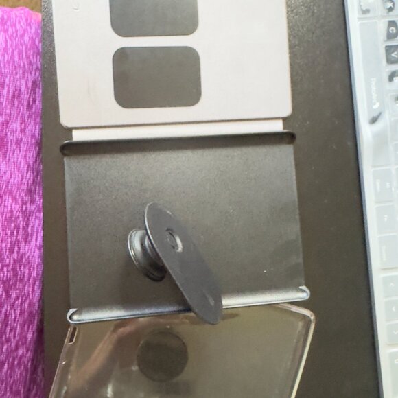 TWO Kindle (6.8') covers with popsocket - Picture 4 of 4